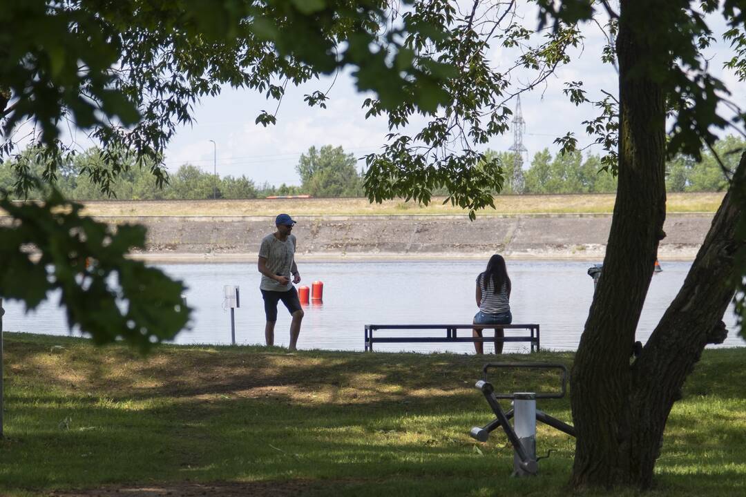 Poilsiautojai užgulė miesto paplūdimius