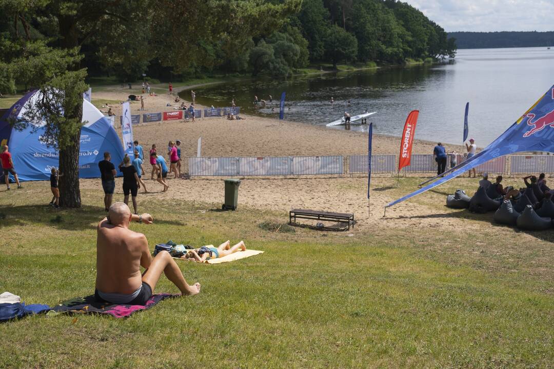 Poilsiautojai užgulė miesto paplūdimius