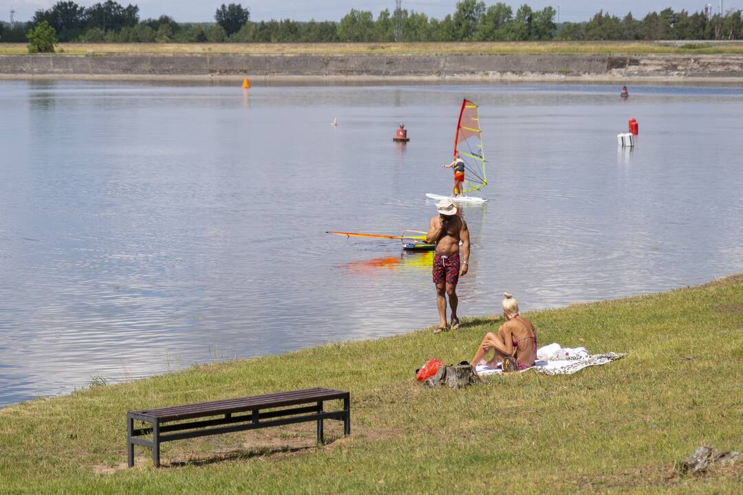 Poilsiautojai užgulė miesto paplūdimius