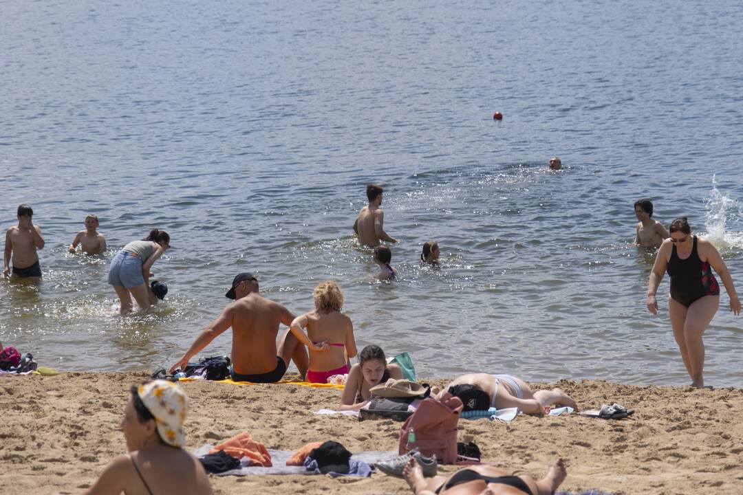 Poilsiautojai užgulė miesto paplūdimius