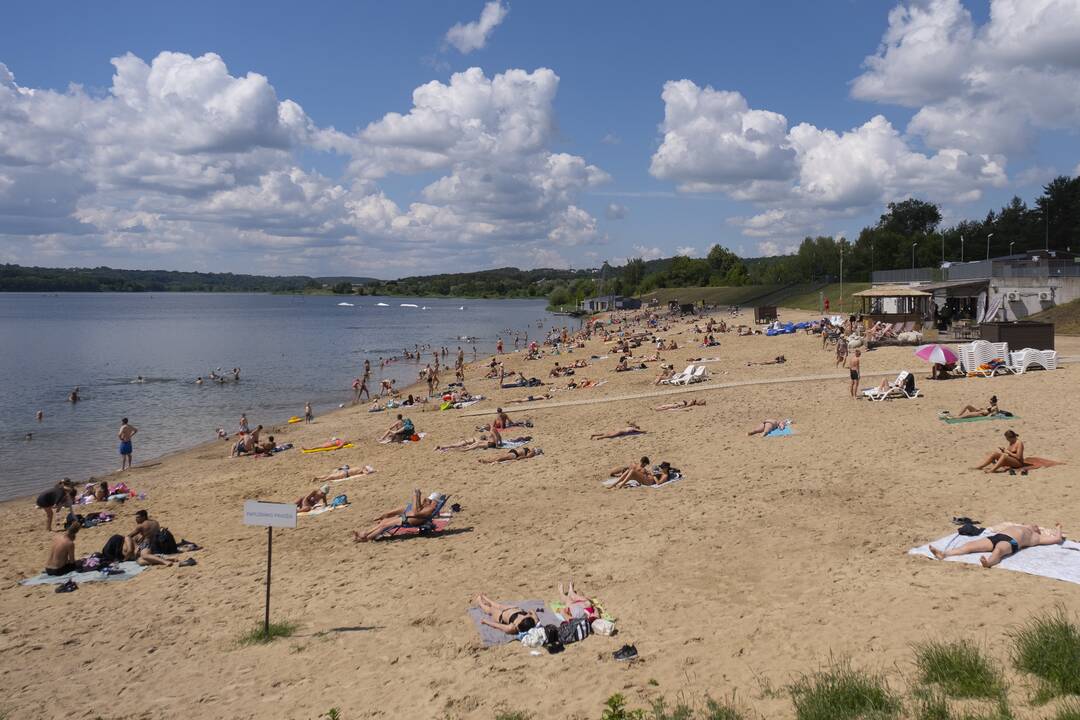 Poilsiautojai užgulė miesto paplūdimius