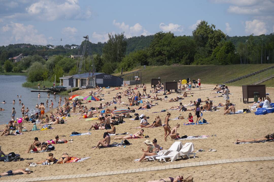 Poilsiautojai užgulė miesto paplūdimius