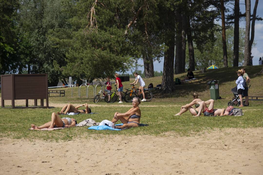 Poilsiautojai užgulė miesto paplūdimius