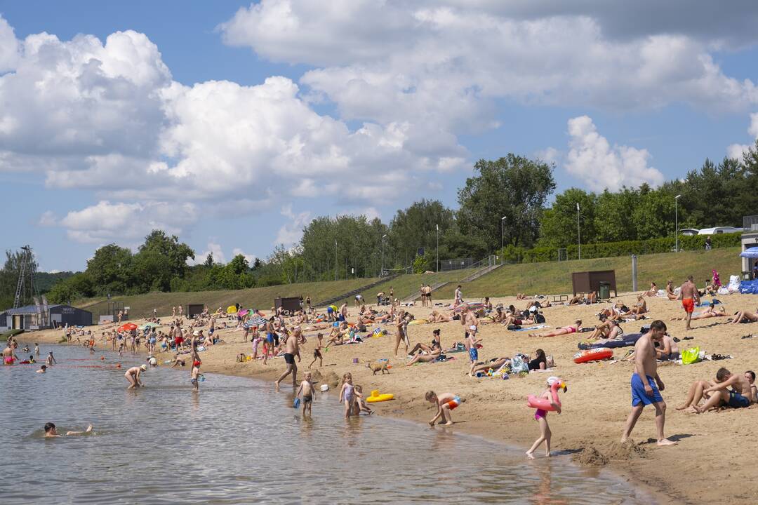 Poilsiautojai užgulė miesto paplūdimius