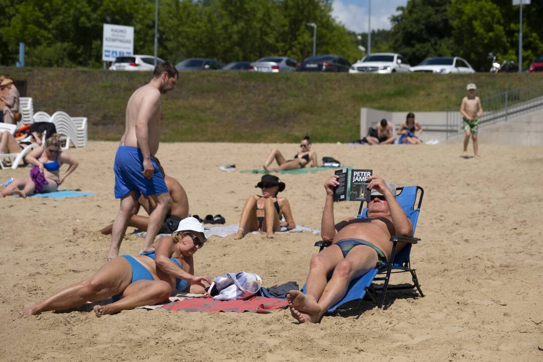 Poilsiautojai užgulė miesto paplūdimius