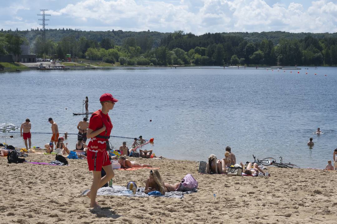 Poilsiautojai užgulė miesto paplūdimius