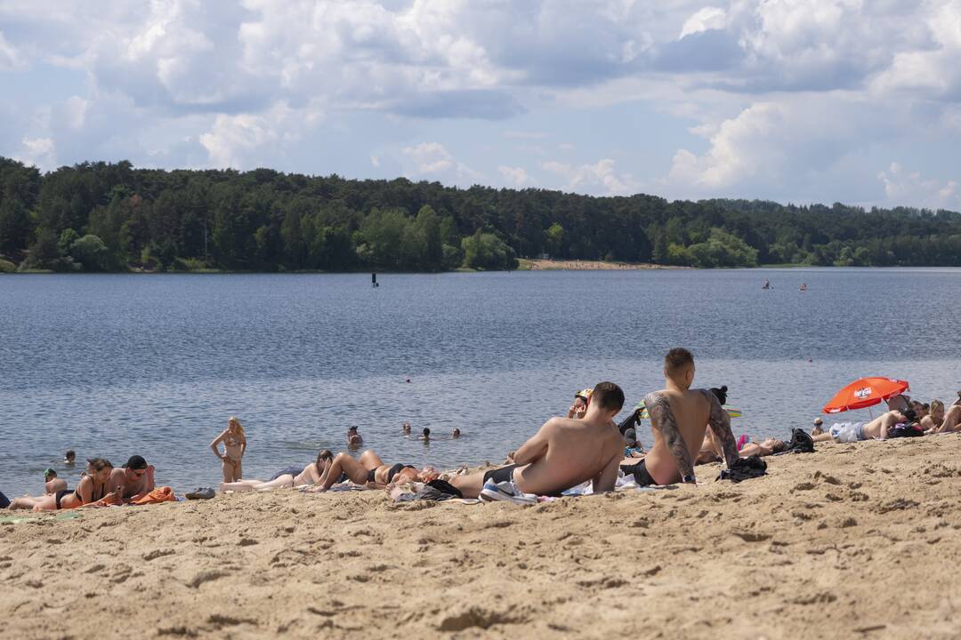 Poilsiautojai užgulė miesto paplūdimius