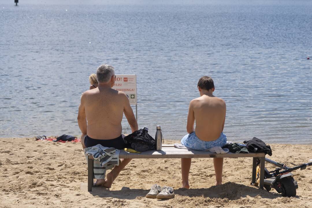 Poilsiautojai užgulė miesto paplūdimius