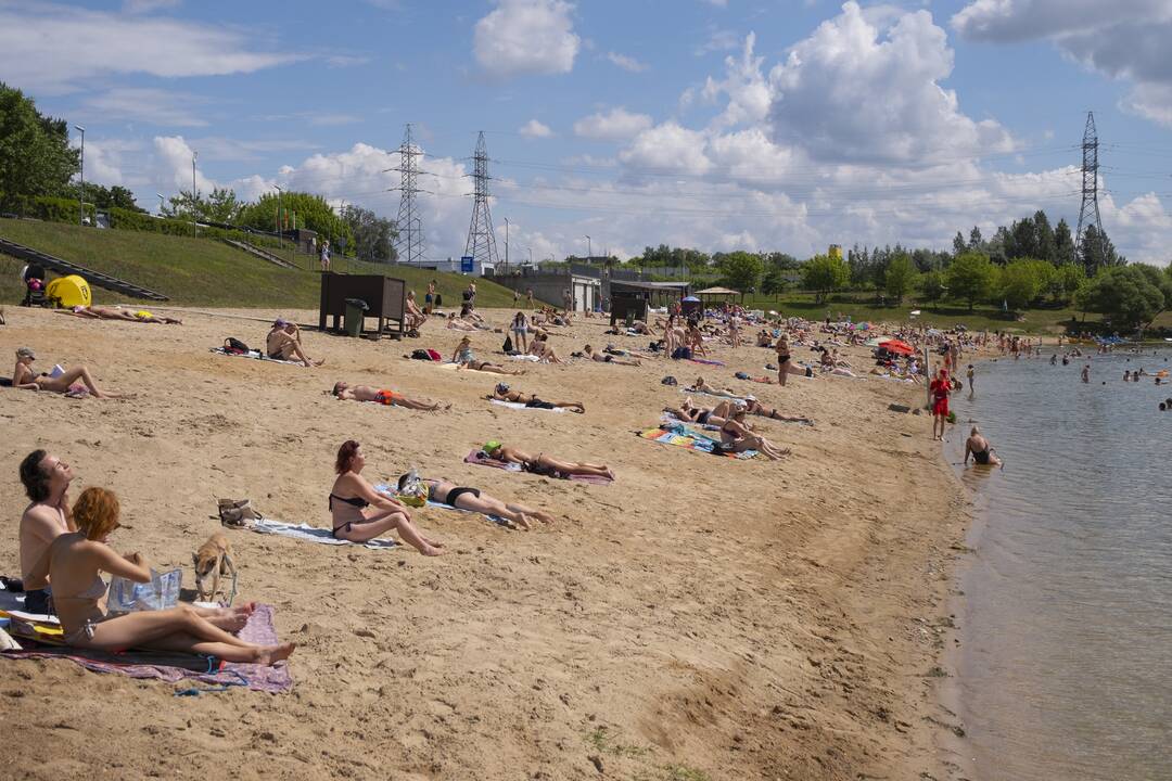 Poilsiautojai užgulė miesto paplūdimius