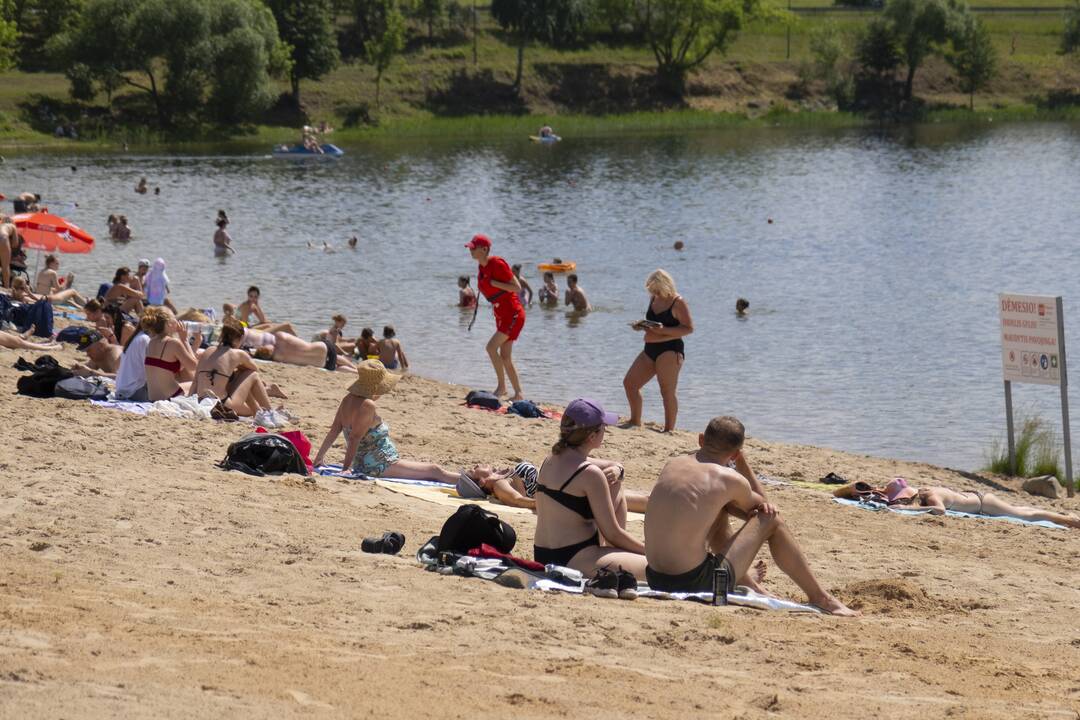 Poilsiautojai užgulė miesto paplūdimius