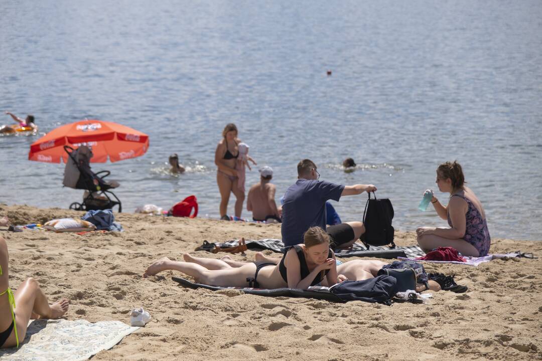 Poilsiautojai užgulė miesto paplūdimius