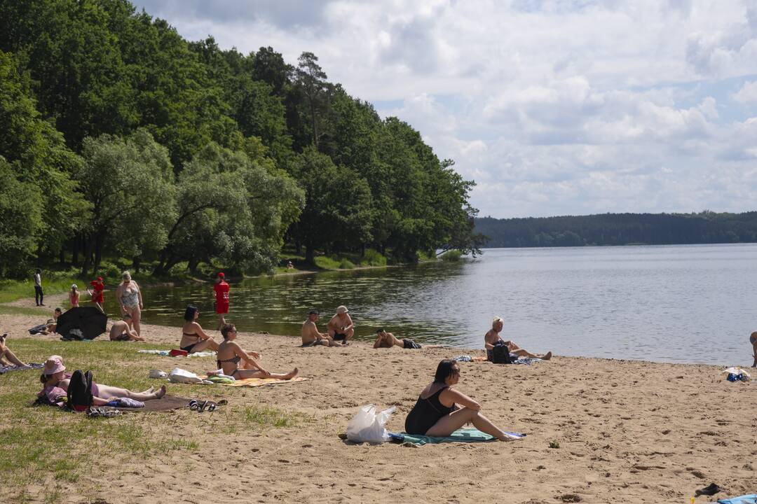 Poilsiautojai užgulė miesto paplūdimius