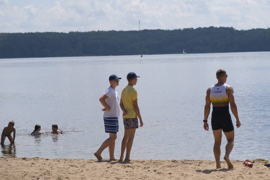 Poilsiautojai užgulė miesto paplūdimius