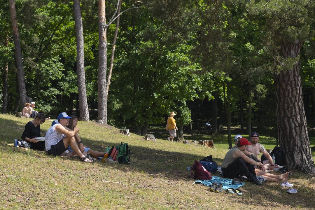 Poilsiautojai užgulė miesto paplūdimius