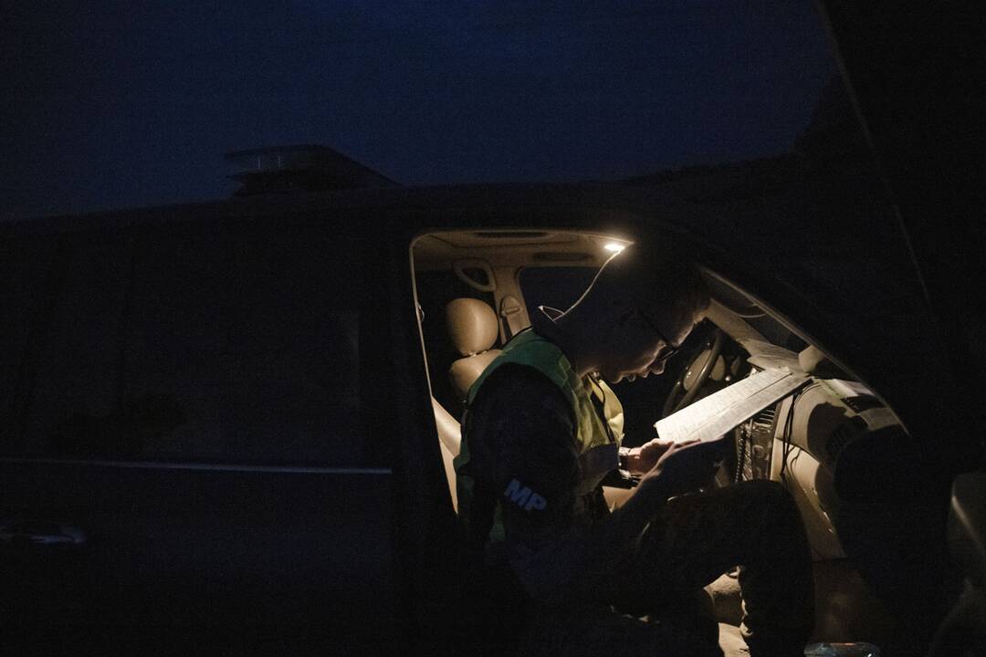 Lietuvos kariuomenės naktinis patrulis pasienyje