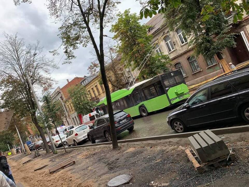 Nelaimė Kaune: troleibuse sukniubo keleivis – vyrą ištiko klinikinė mirtis