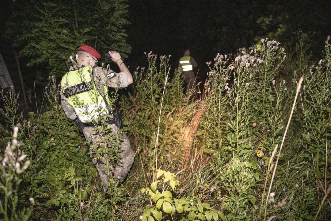 Lietuvos kariuomenės naktinis patrulis pasienyje