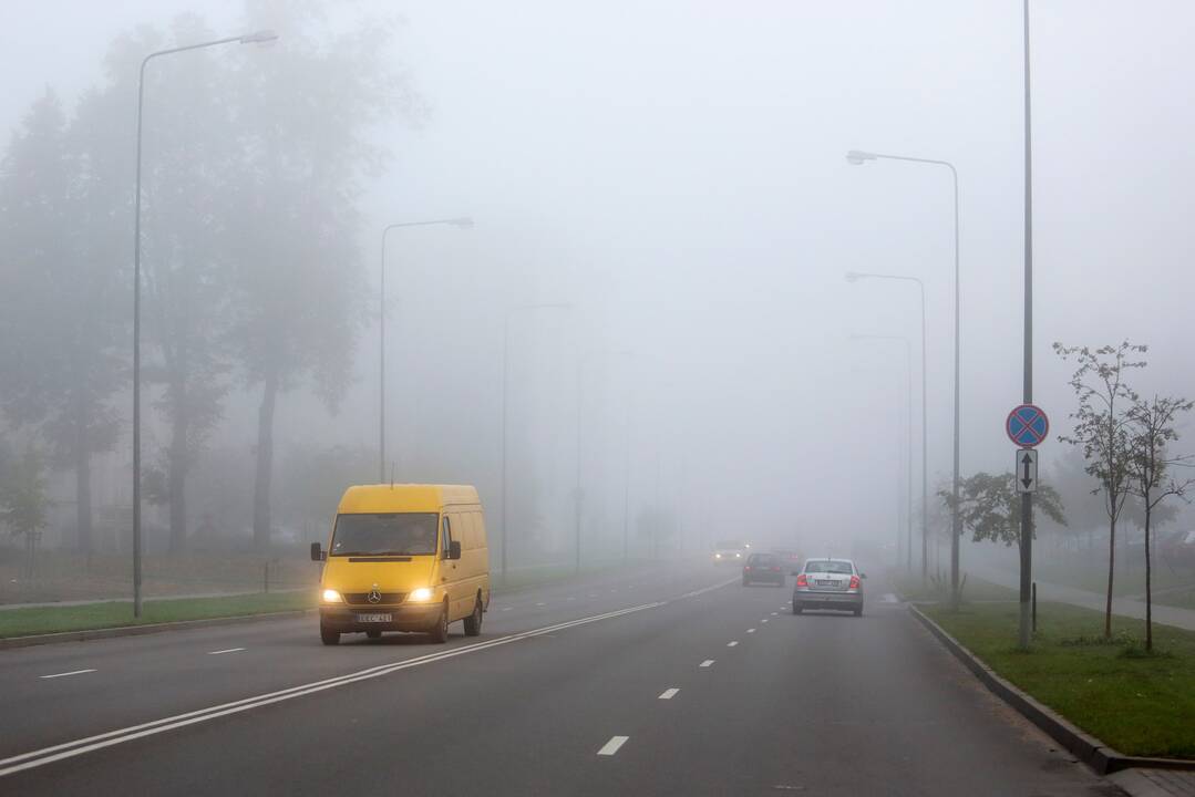 Kelininkai įspėja: Alytaus apylinkėse eismo sąlygas sunkina rūkas