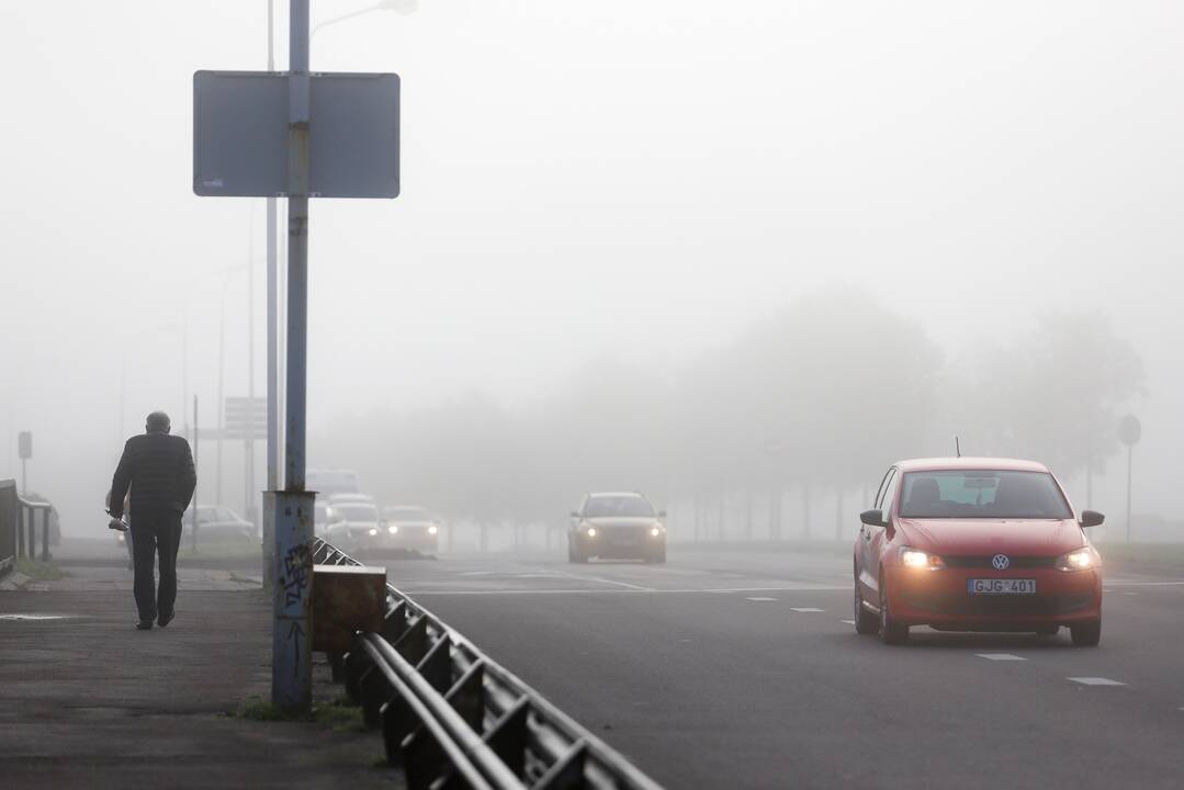 Kelininkai įspėja: Lietuvoje eismo sąlygas sunkina rūkas