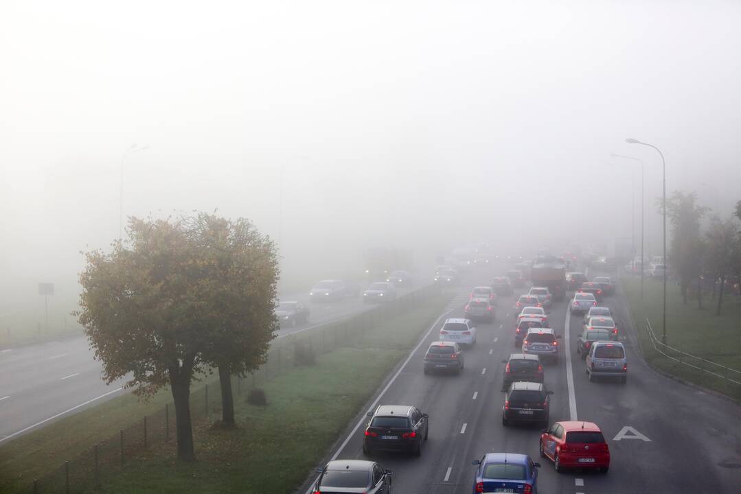 Įspėja vairuotojus: eismo sąlygas pietvakarių Lietuvoje sunkina rūkas