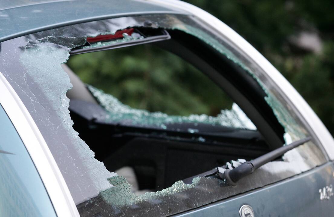 Policija ieško automobilio gadintojo: išdaužė langą ir paspruko