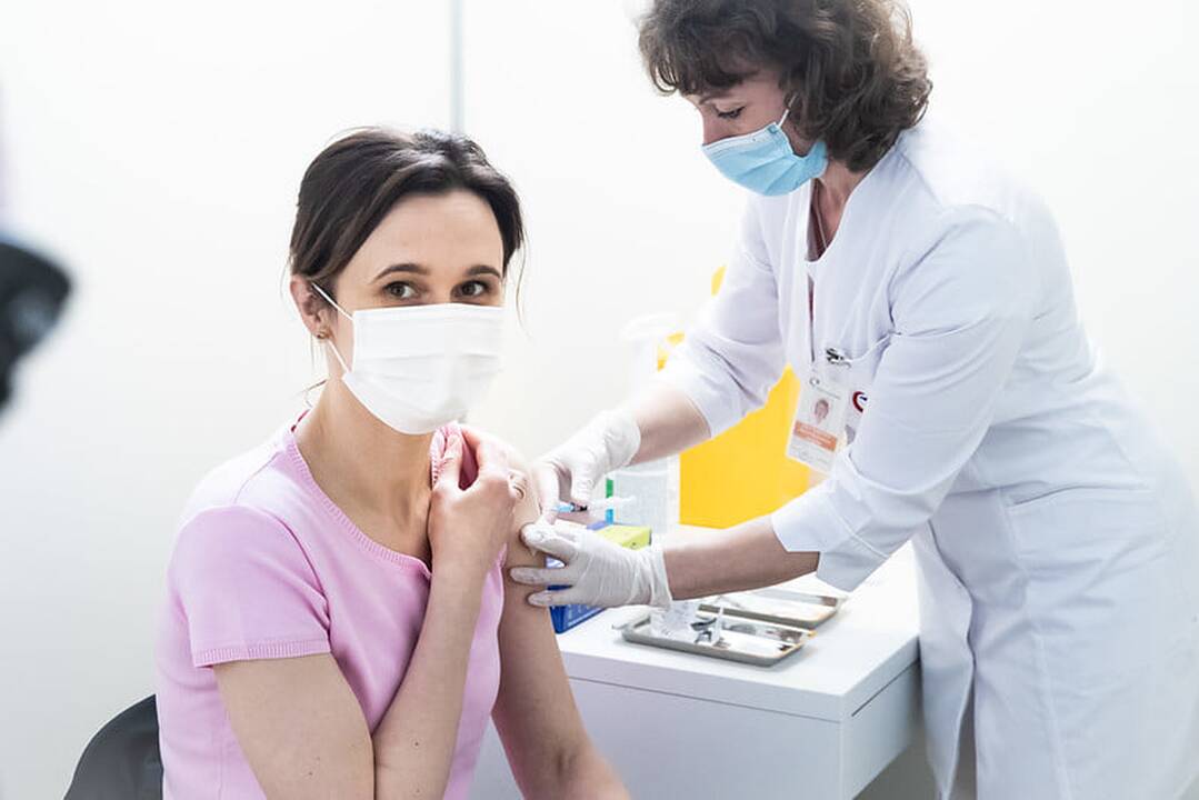 Seimo pirmininkė remia idėją nukelti antrą vakcinos dozę: tai – gera mintis