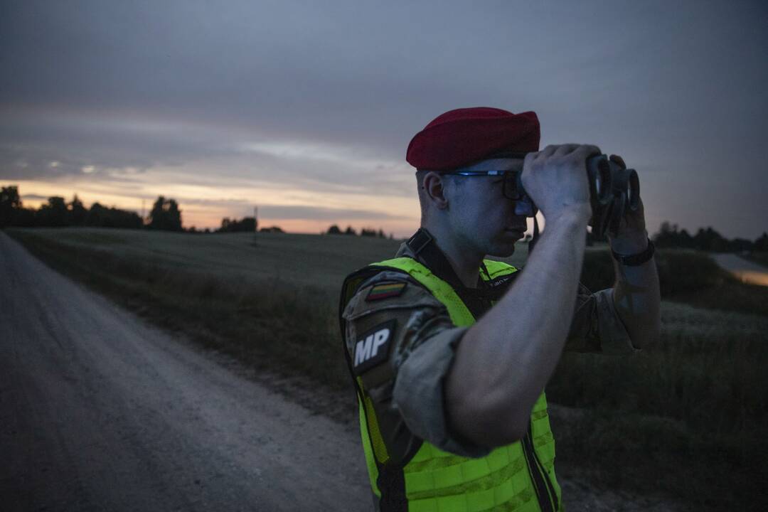 Lietuvos kariuomenės naktinis patrulis pasienyje