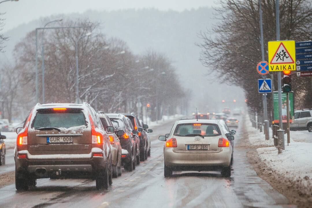 Šiaurės rytų ir pietryčių Lietuvoje dalyje kelių eismo sąlygas sunkina provėžos