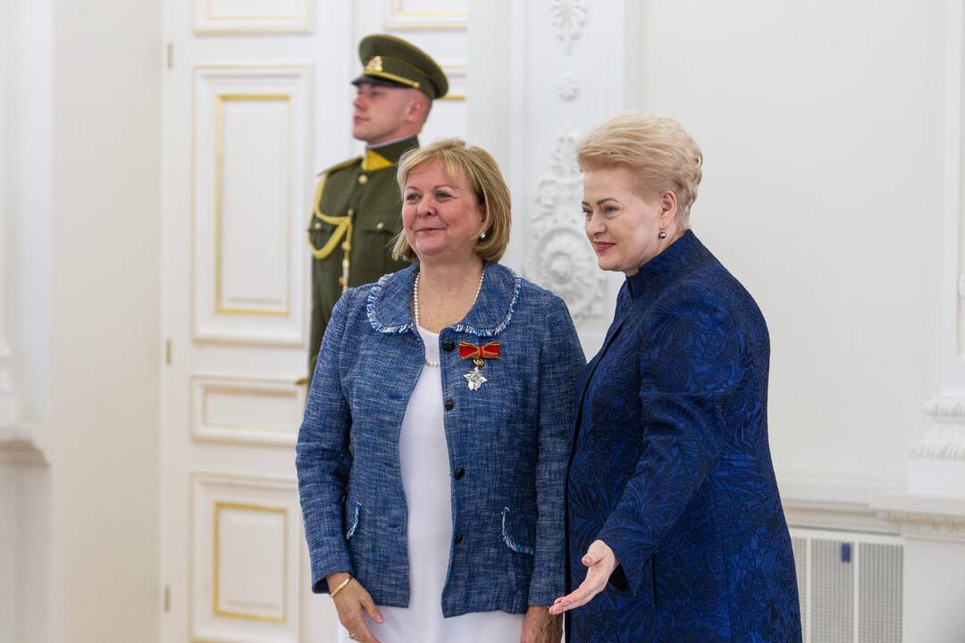 Prezidentė įteikė valstybės apdovanojimus