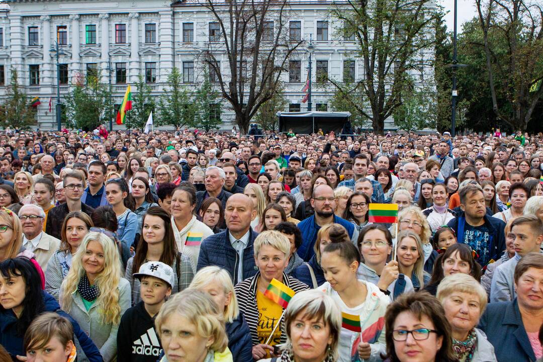 Lukiškių aikštėje giedamas Lietuvos himnas