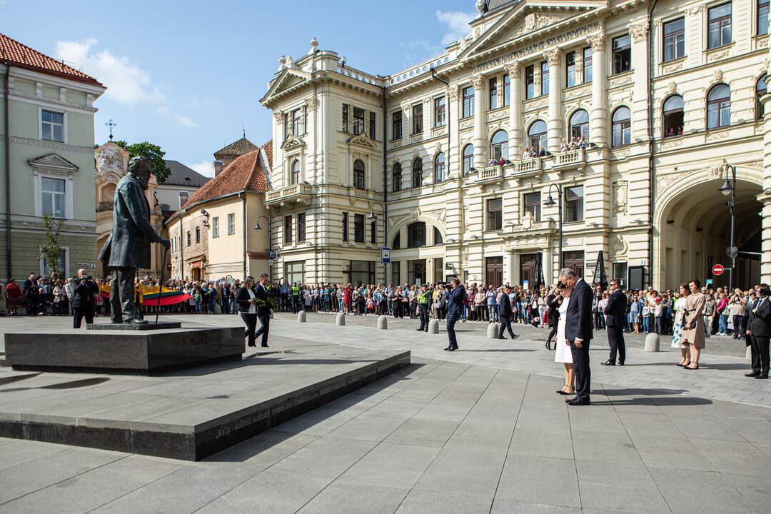 G. Nausėda apsilankė prie J. Basanavičiaus paminklo