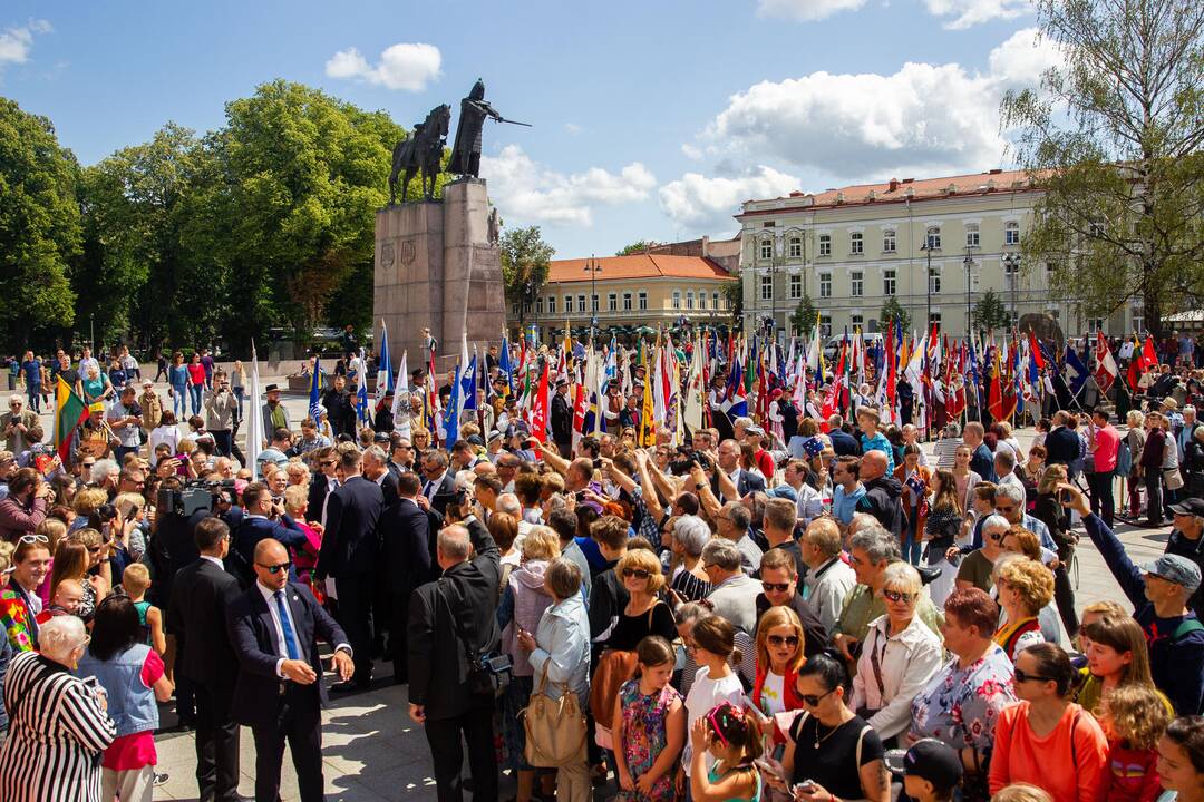 Miestų ir miestelių vėliavų pagerbimo ceremonija