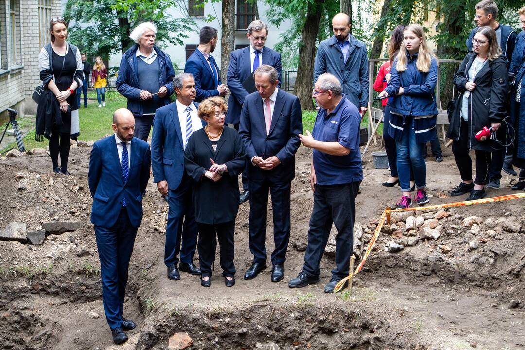 Pristatyti Didžiosios sinagogos radiniai