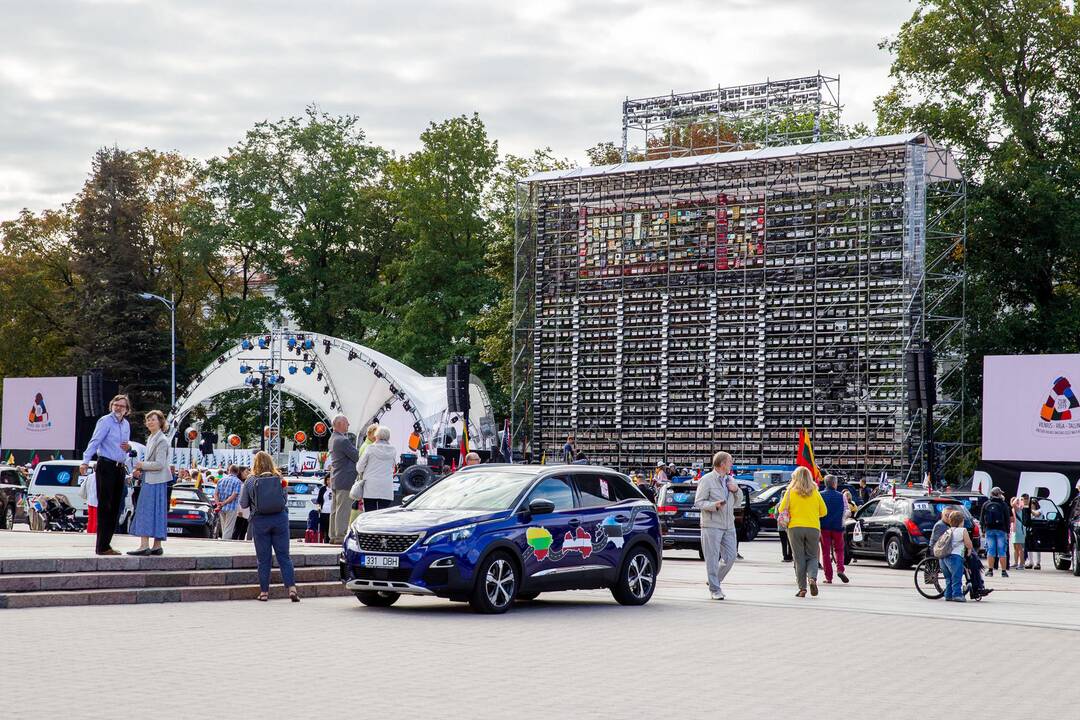 Į Taliną pajudės automobilių kolona