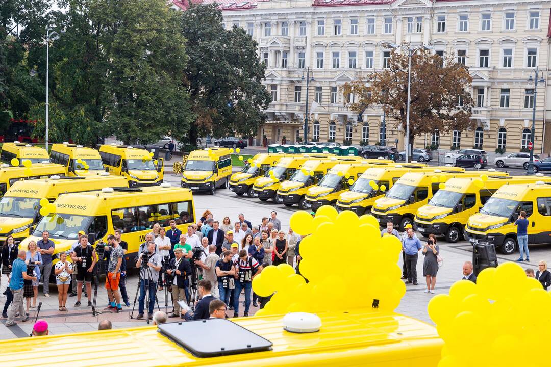 Nauji autobusiukai perduoti mokykloms