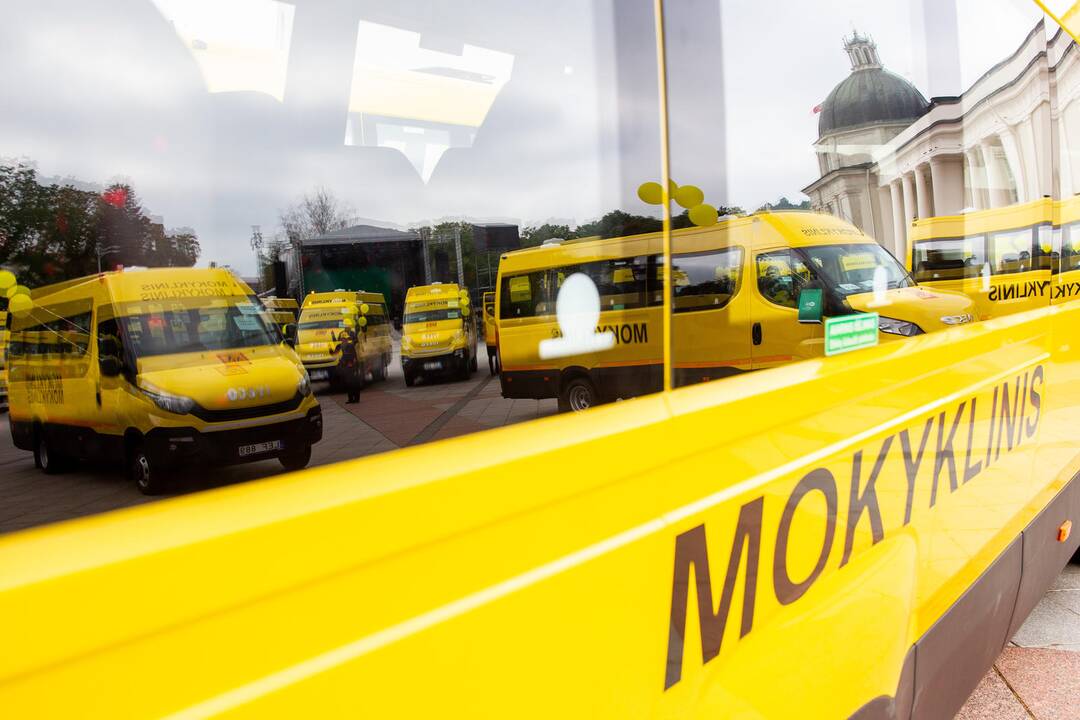 Nauji autobusiukai perduoti mokykloms