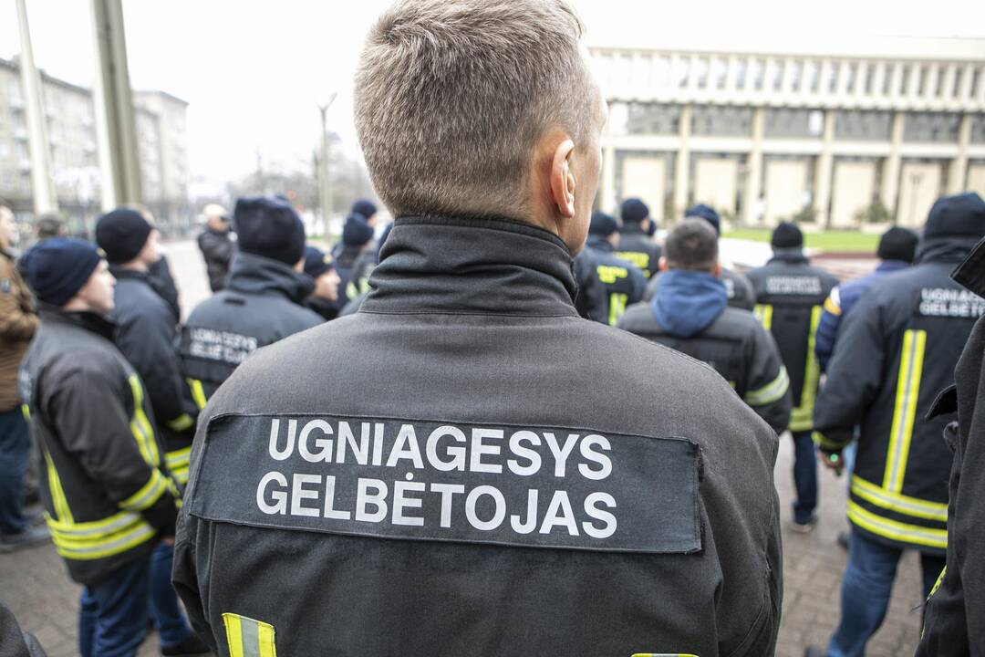 Pareigūnų protestas prie Seimo