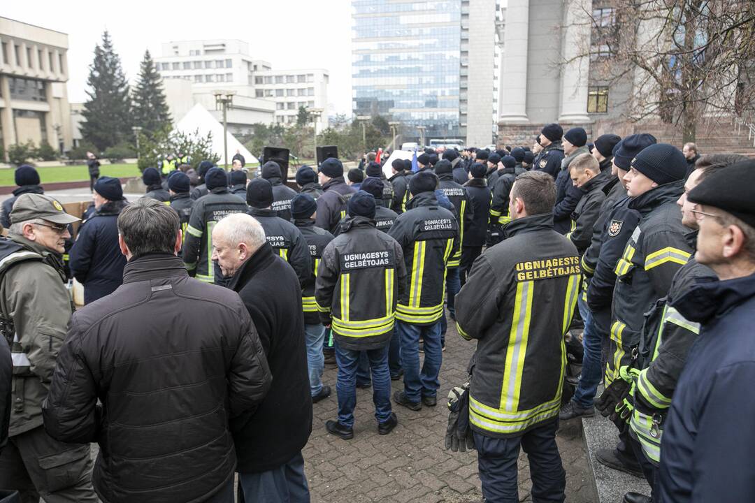 Pareigūnų protestas prie Seimo