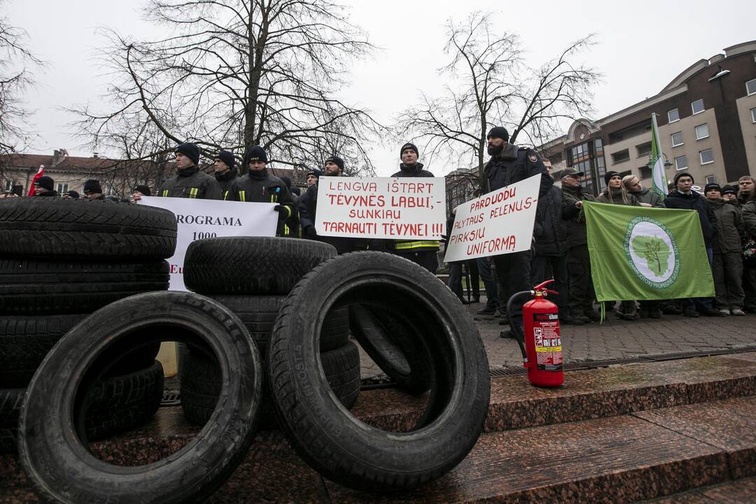 Pareigūnų protestas prie Seimo