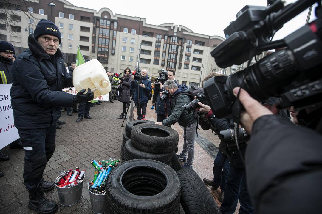 Pareigūnų protestas prie Seimo