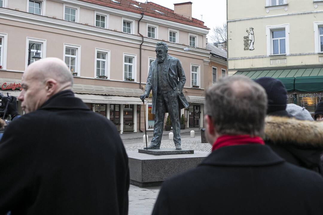 Kroatai J. Basanavičių papuošė kaklaraiščiu