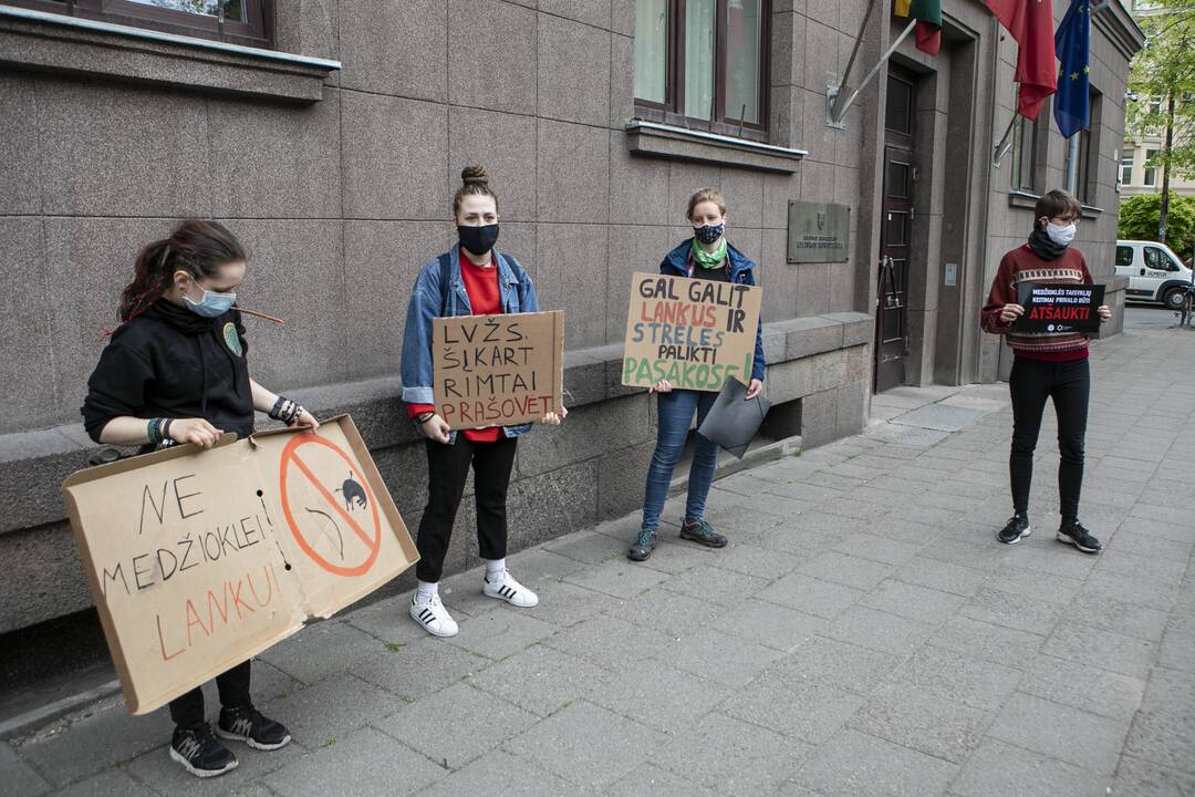 Aktyvistų protestas prieš medžioklę lankais