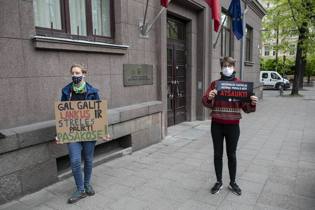 Aktyvistų protestas prieš medžioklę lankais