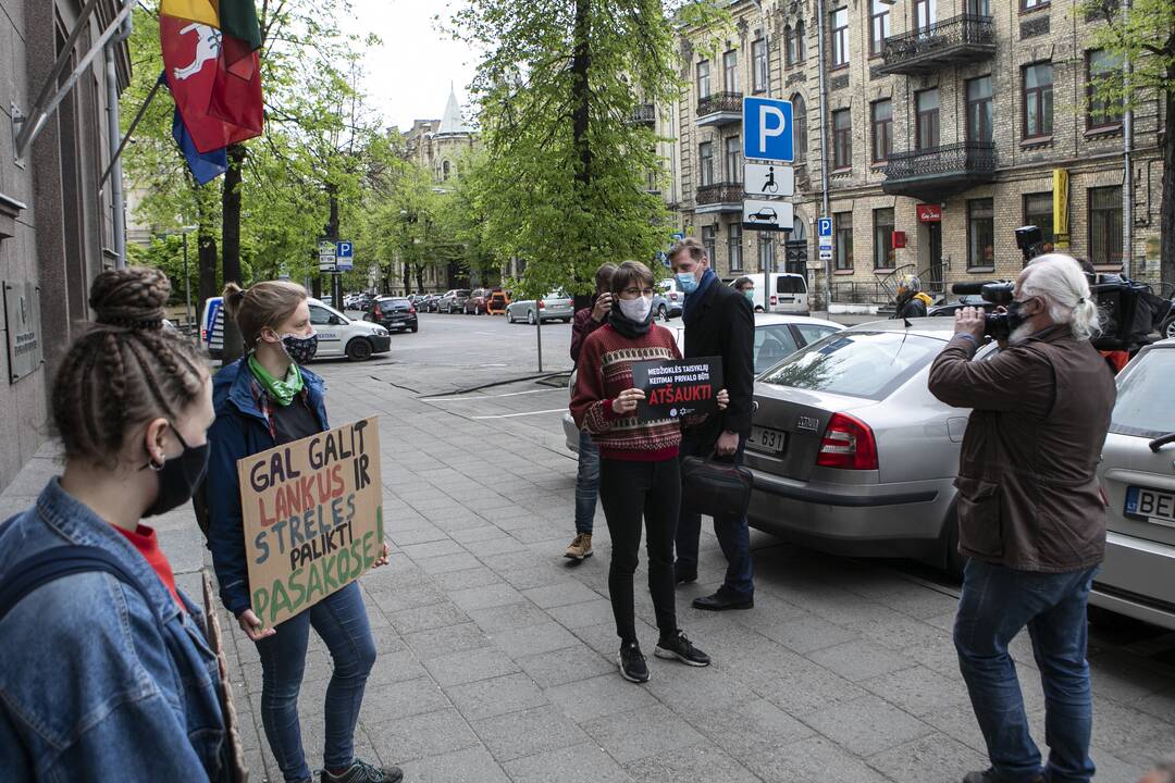 Aktyvistų protestas prieš medžioklę lankais