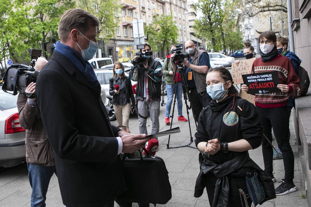 Aktyvistų protestas prieš medžioklę lankais