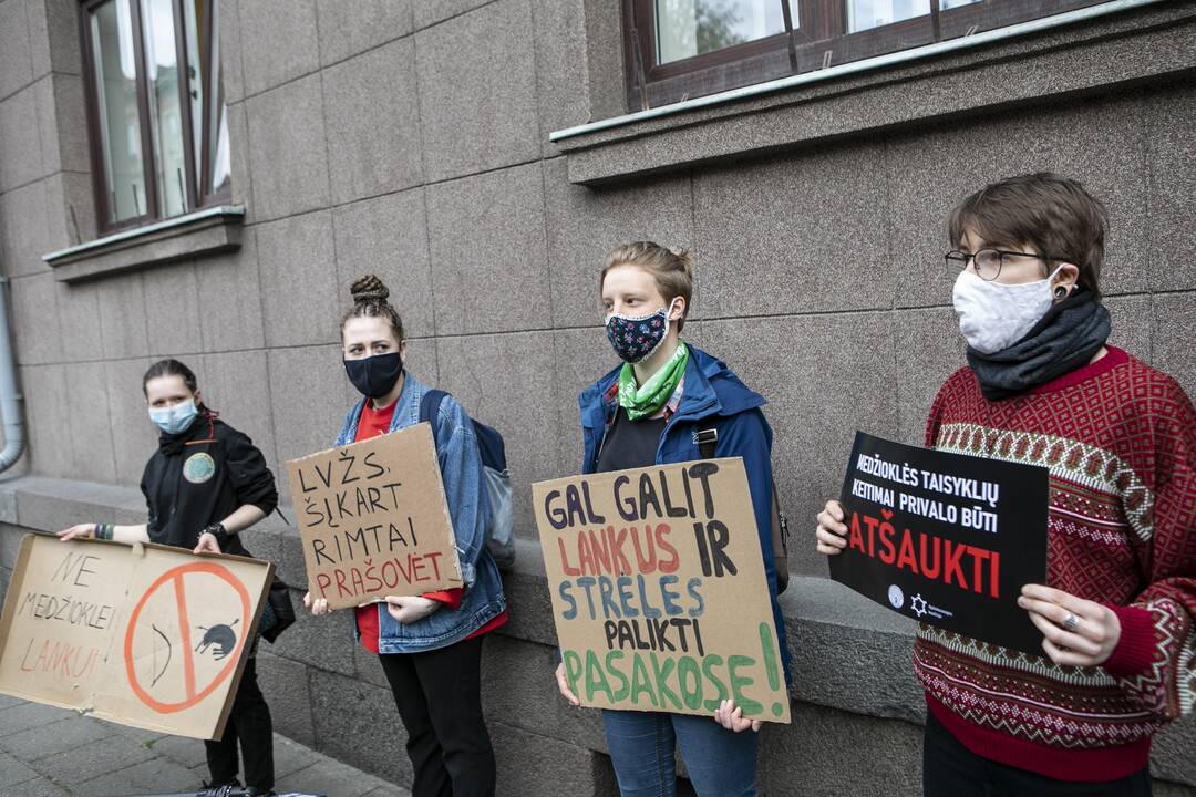 Aktyvistų protestas prieš medžioklę lankais