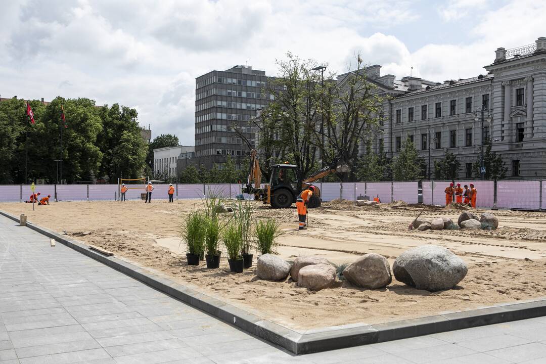 Lukiškių aikštėje ruošiamas paplūdimys