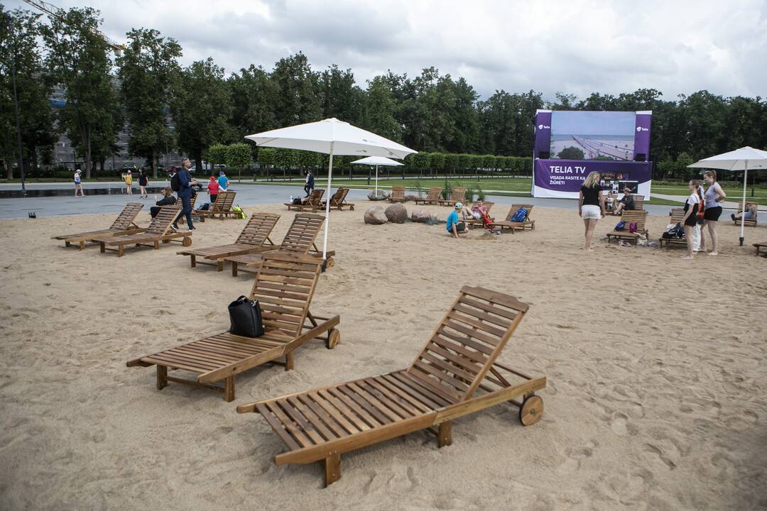 Lukiškių aikštėje atidarytas paplūdimys