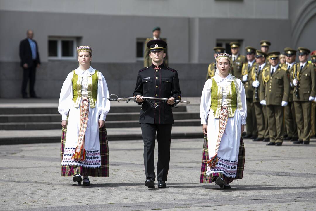 Kariūnams suteiktas pirmasis karininko laipsnis