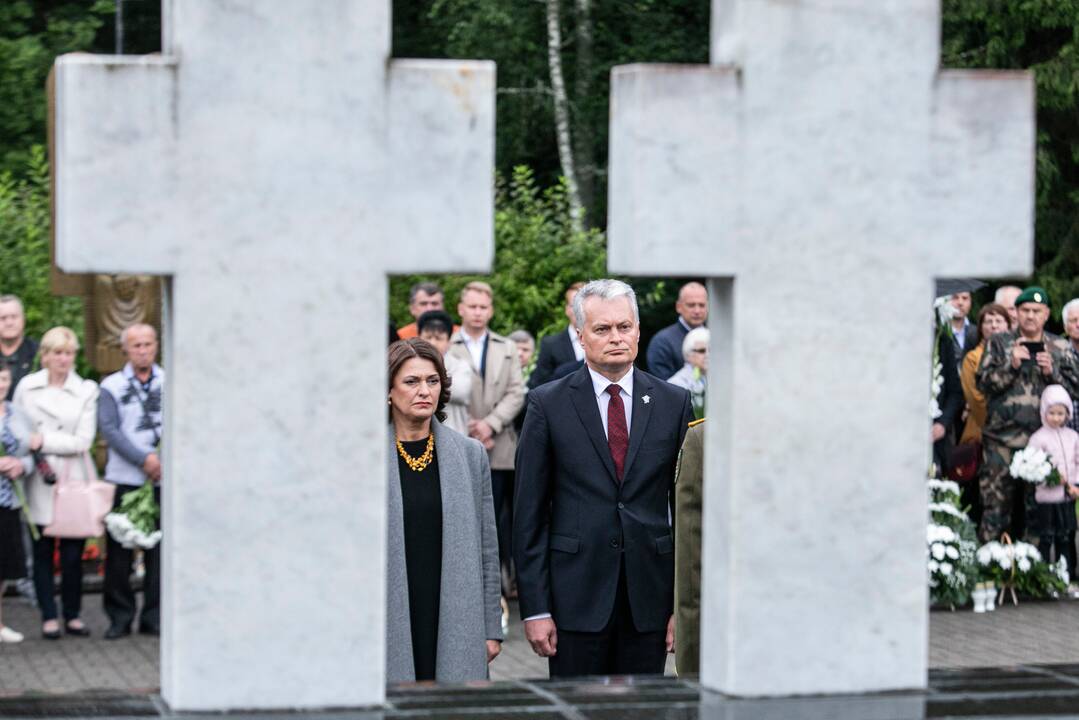 Medininkuose prezidentas Gitanas Nausėda pagerbė prieš 29-erius metus įvykusių žudynių aukų atminimą, kai sovietų milicijos būrys nužudė septynis Lietuvos pasieniečius.